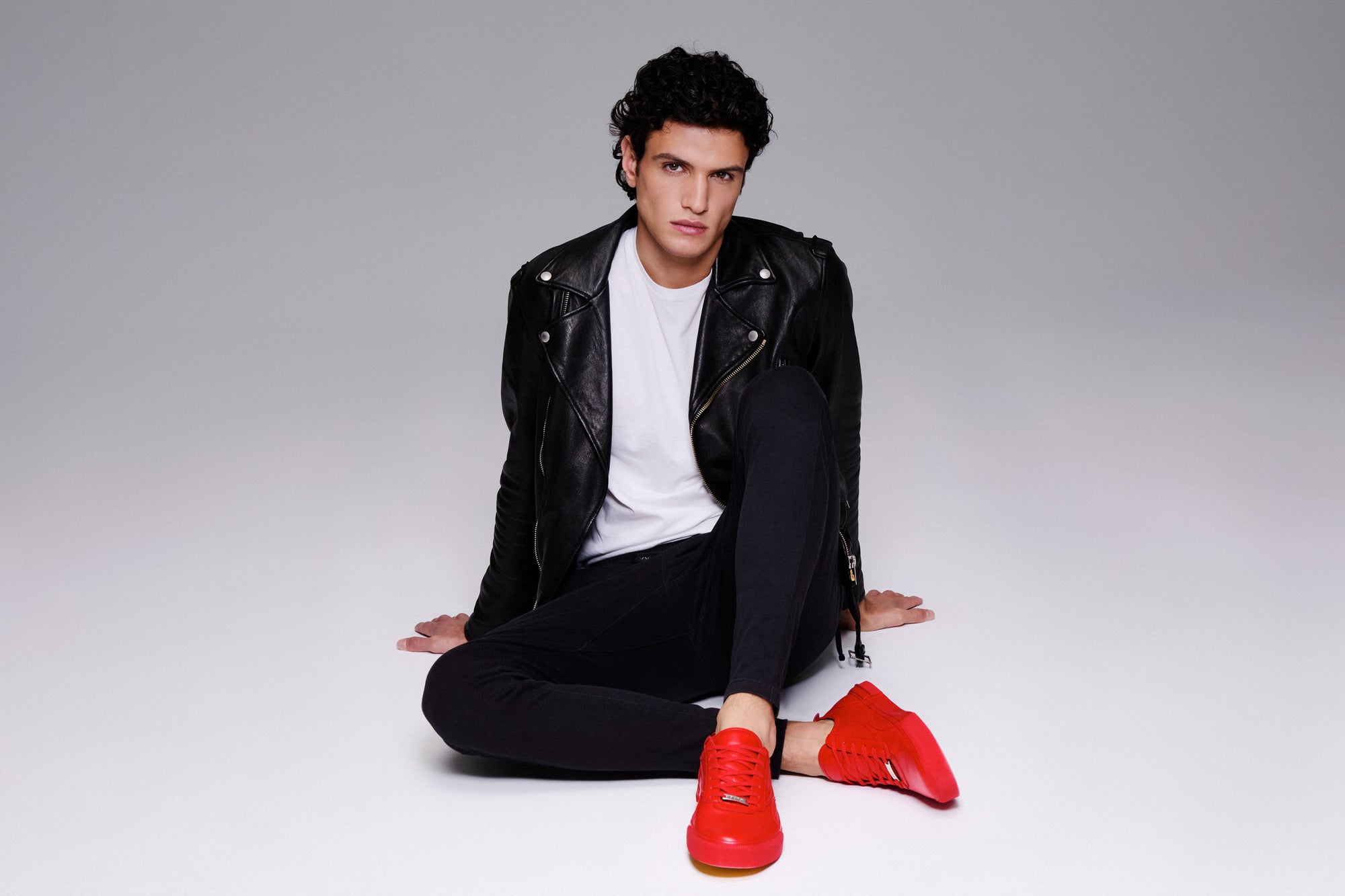 Casual look with Chromatic sneakers: Bringing color into everyday life