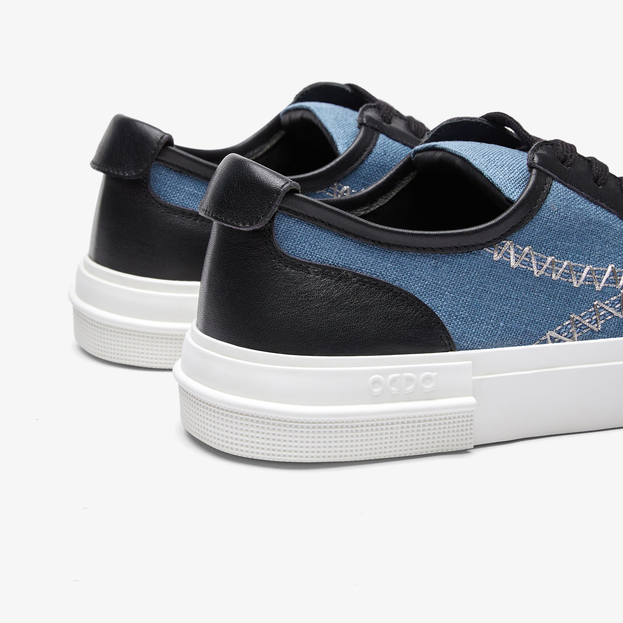 Sneakers azules y negras unisex Untitled 16 talón