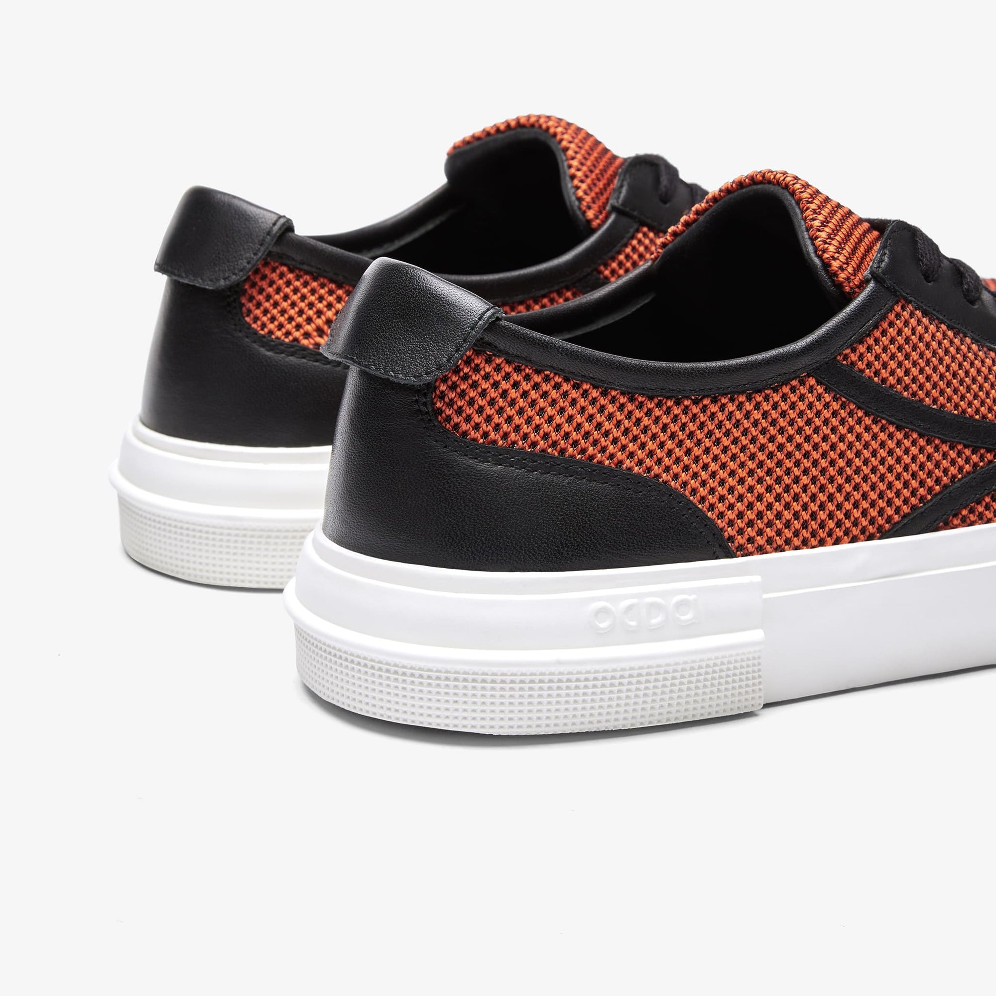 Zapatillas negras y naranjas para mujer y hombre Untitled 7 talón