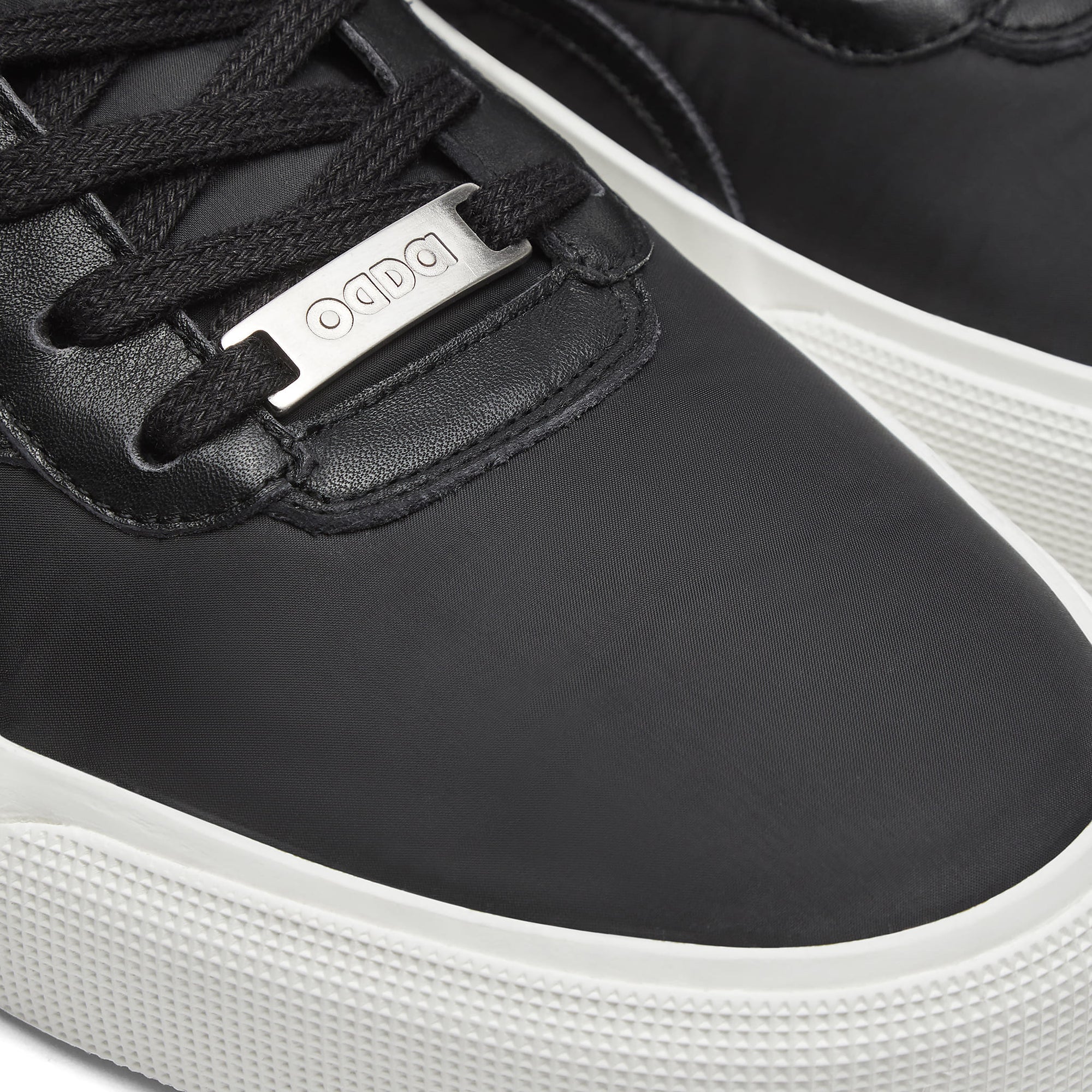 Sneakers negras elegantes unisex Untitled 4 detalle